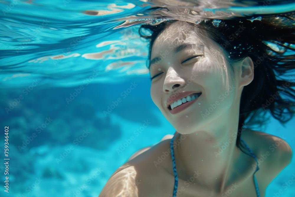 水着で海の中で遊ぶ日本人女性（シュノーケル・水泳・海水浴）