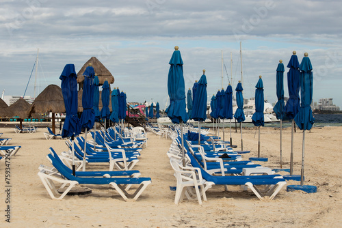 Club de playa, hotel, camastros sobre la playa, dia de asolearse, disfrutar, vacaciones increibres