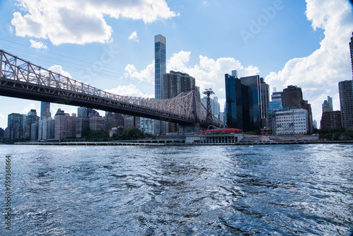 Fotografía city skyline at roosevelt island tramway with bridge
