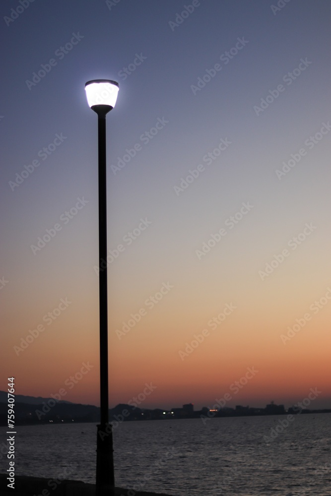 夕焼けの中の街灯