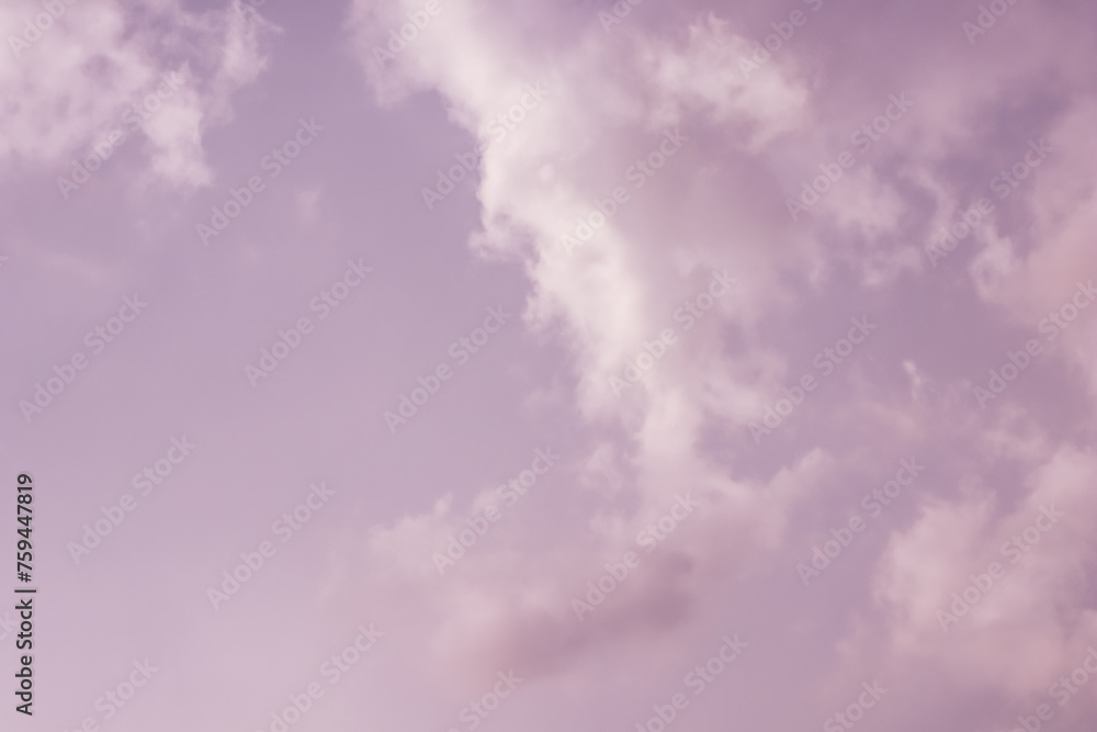 Obraz premium Background of a beautiful pink and pale purple sky with clouds at sunset