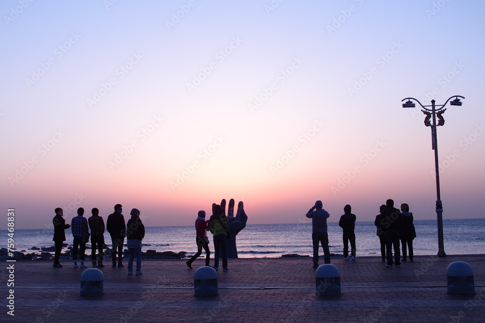 Fototapeta premium silhouette of family on the beach