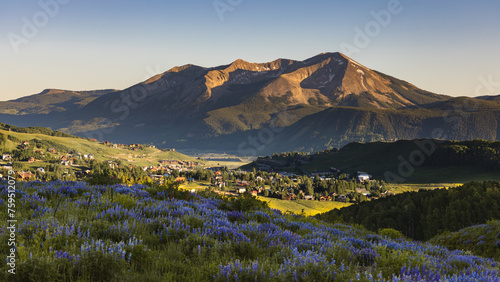 Fotografía View of the town from Snodgrass Trail in Crested Butte, Colorado