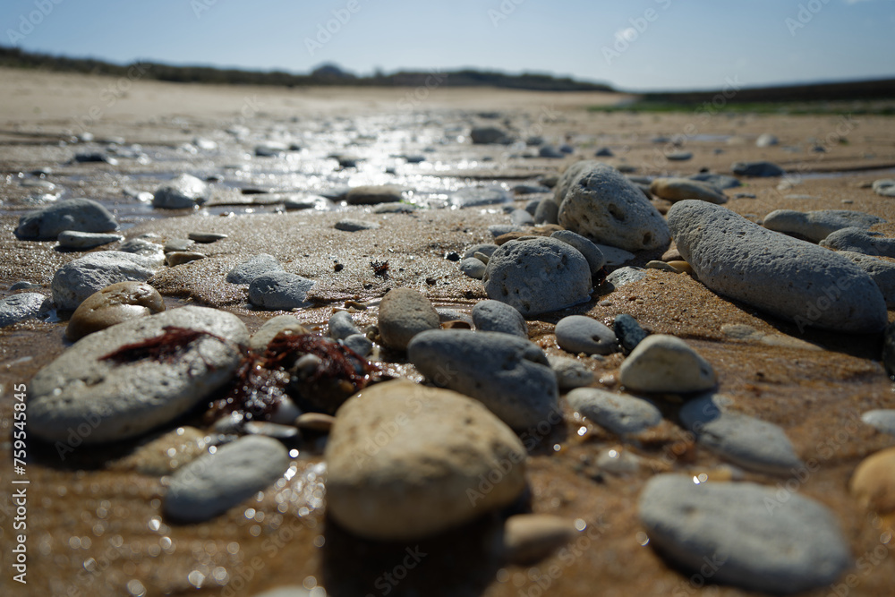Galets et cailloux sur la plage et le sable de l'île d'Oléron. Galets et cailloux sur la plage et le sable de l'île d'Oléron.