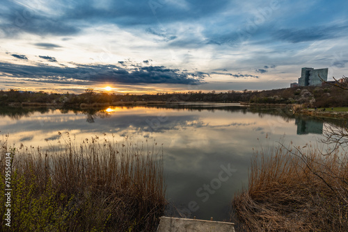 wunderschöner Sonnenuntergang am Wienerberg Teich photo