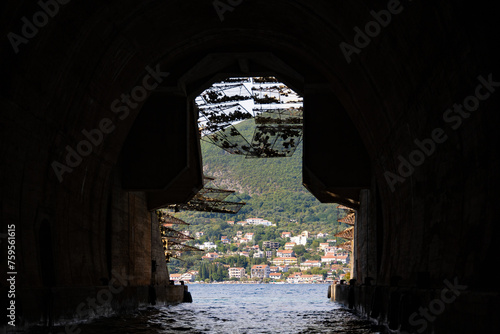 U-Boot Tunnel in der Bucht von Kotor, Montenegro