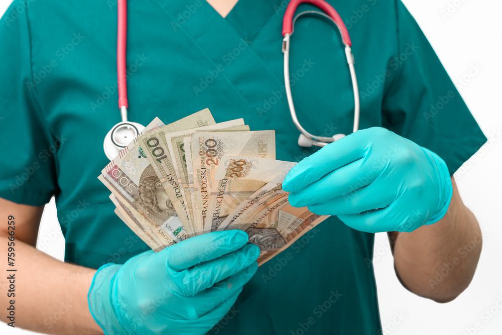 Lekarz trzyma w dłoniach pieniądze banknoty i liczy - obrazy, fototapety, plakaty 