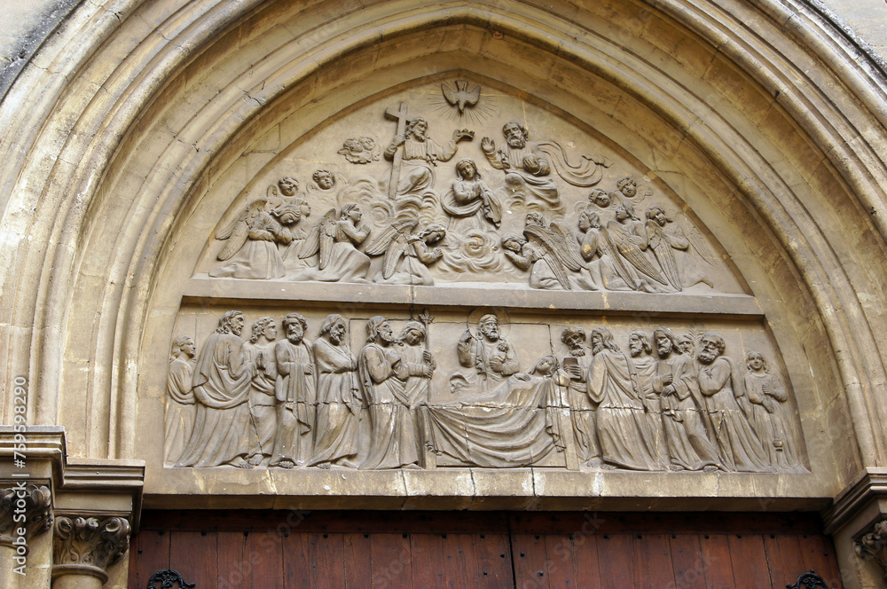 Dessus de porte de l'église de  Saint-Michel de Frigolet