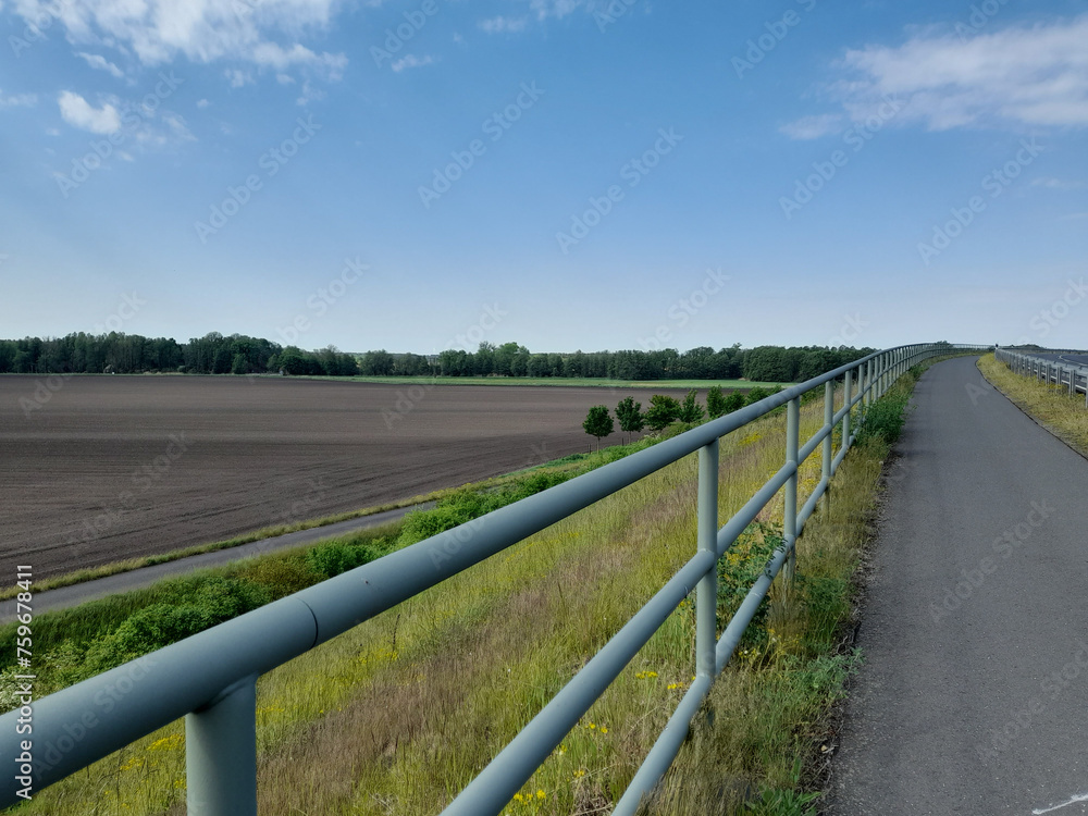 Radweg auf Überführung