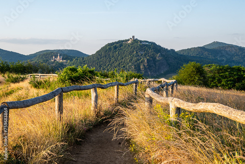 Blick vom Rodderberg auf den Drachenfels im Siebengebirge