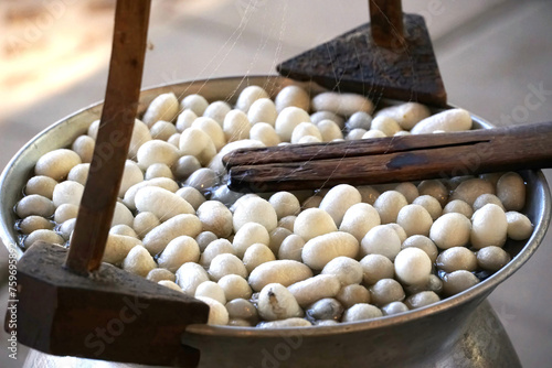 фотографія Boiling silkworm cocoons in a pot to separate them into fibers to produce silk thread