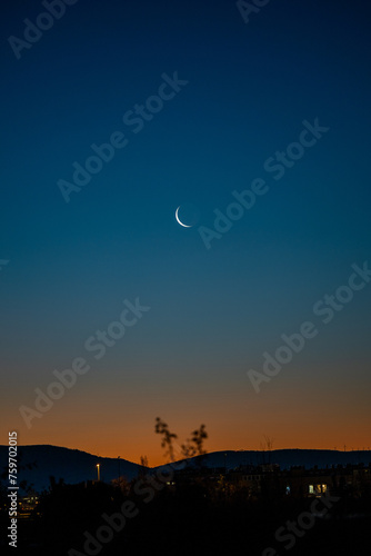 Mondsichel im Sonnenaufgang