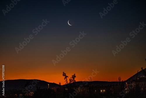 Mondsichel im Sonnenaufgang