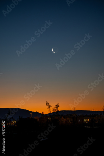 Mondsichel im Sonnenaufgang