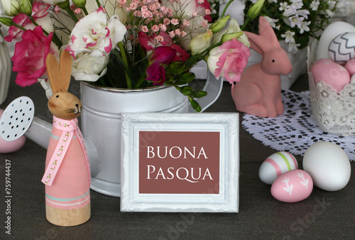Biglietto d'auguri Buona Pasqua: composizione con coniglietti pasquali, fiori e uova di Pasqua colorate. photo