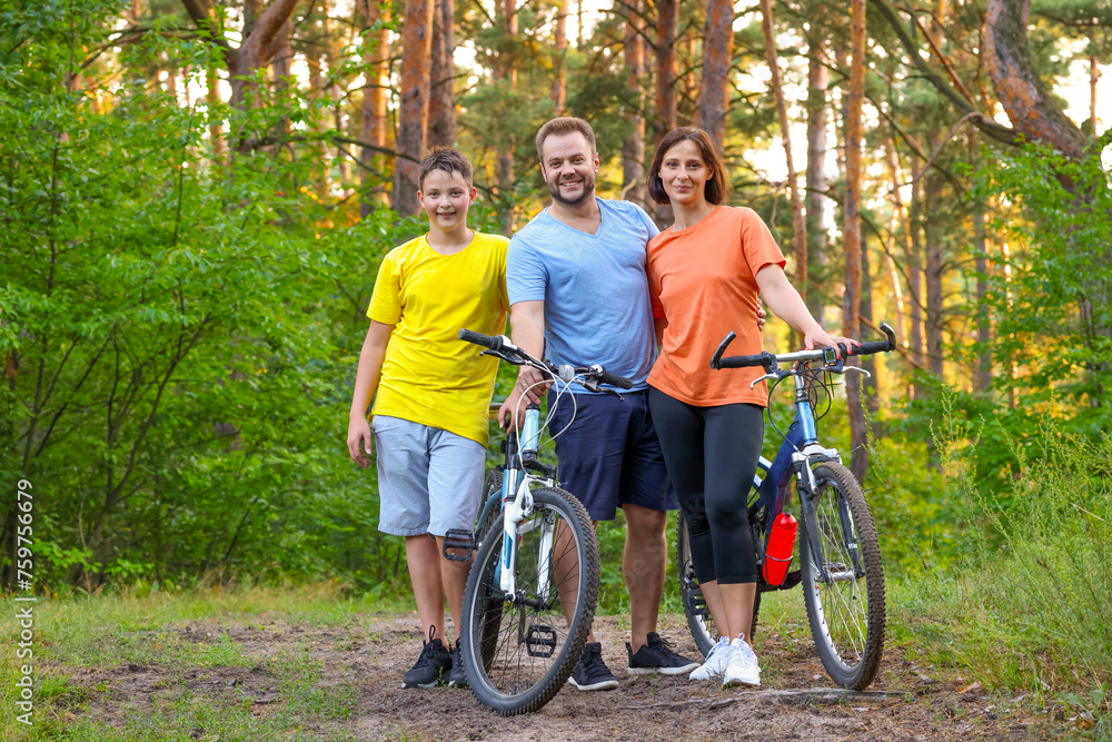 Naklejka premium active family on vacation in the forest with bicycles
