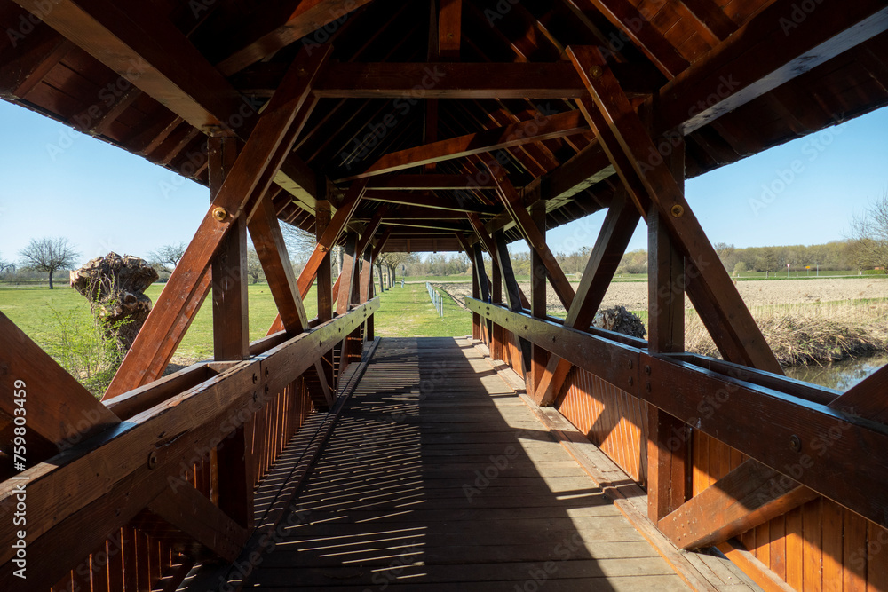 Brücke aus Holz über den Rheinniederungskanal  Hügelsheim