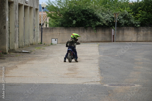 enfant sur une moto cross photo
