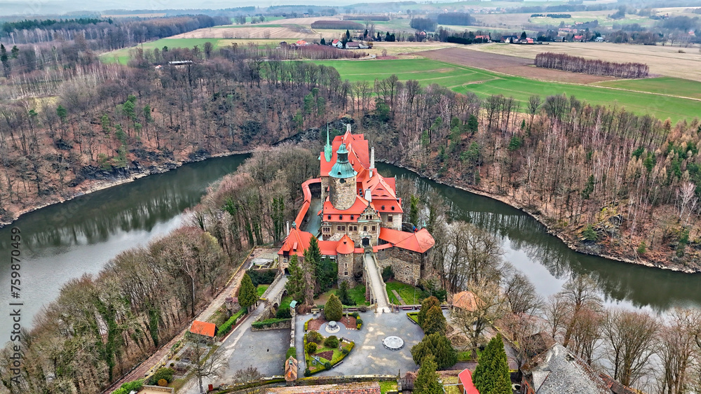 Zamek Czocha nad brzegiem rzeki, klejnot architektury dolnośląskiej w Polsce - obrazy, fototapety, plakaty 