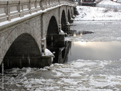 Victoria bridge and the river Dee in winter - Tory - Aberdeen - Scotland - UK