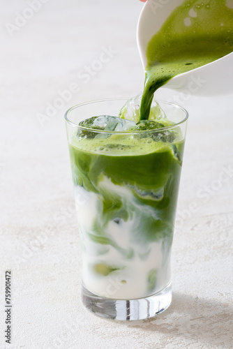 アイス抹茶ラテ、宇治茶から作る本格的な日本の抹茶ラテ
