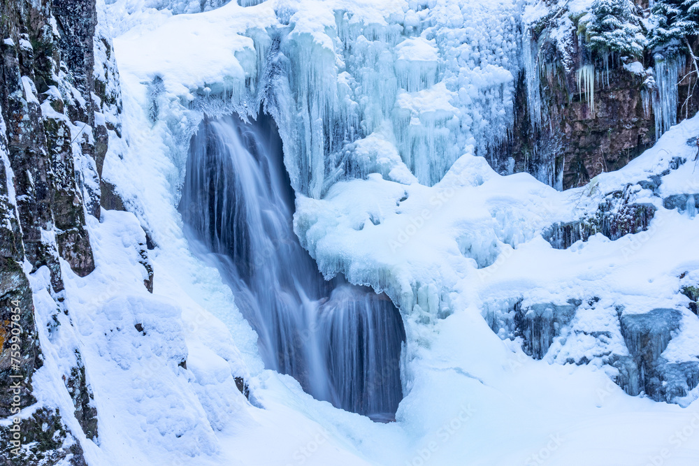 Zamrożony, lodowy, Wodospad Kamieńczyka, najwyższy wodospad po polskiej stronie Karkonoszy, zimą. - obrazy, fototapety, plakaty 