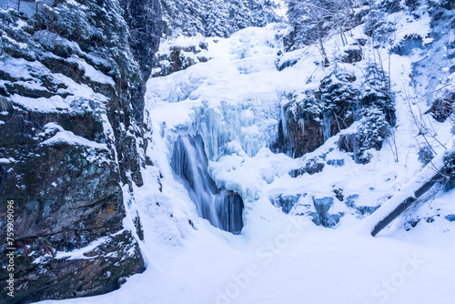 Zamrożony, lodowy, Wodospad Kamieńczyka, najwyższy wodospad po polskiej stronie Karkonoszy, zimą.