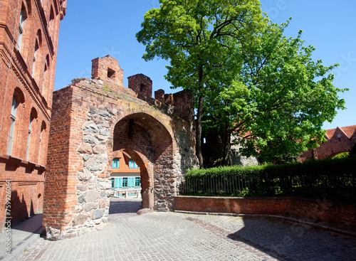 Gotycka brama zamku krzyżackiego zachowana w całości, Toruń, Poland