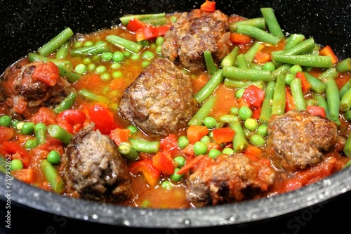 Albondigas: Spanische Hackfleischbällchen (Andalusien) in Tomatensauce mit Bohnen, Erbsen und Paprika. Auch gern als Tapas serviert. photo