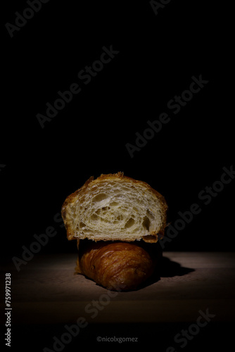 Croissant Fondo Negro Minimalista (ID: 759971238)
