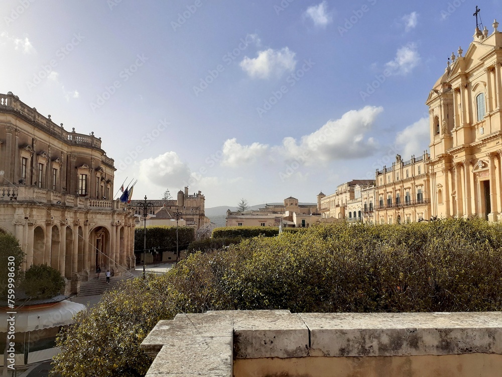 Un affaccio panoramico sulla cattedrale di Noto fronteggiata dal Palazzo Ducezio