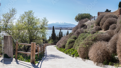 Sentier vers le lac de villeneuve de la raho . (66180) France