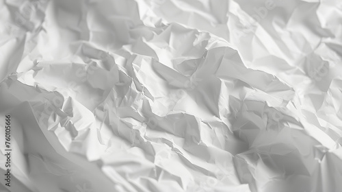 Texture polyvalente du papier blanc froissé : toile de fond parfaite pour les expressions artistiques et les projets de design.