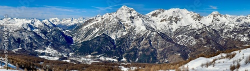 Photos panorama delle montagne innevate dell'alta valle di Susa, in Piemonte