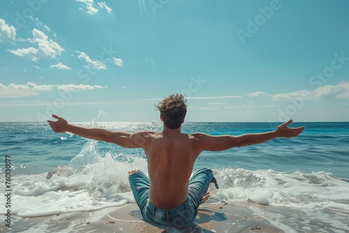 Freiheit am Horizont: Mann mit ausgebreiteten Armen vor dem Meer