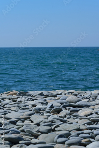 Obraz na płótnie Gray stones on the seashore against the blue sky w salonie