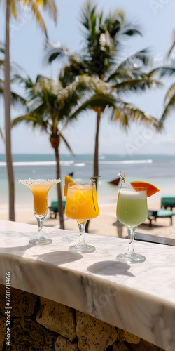 Coquetéis Tropicais Coloridos em um Bar de Praia