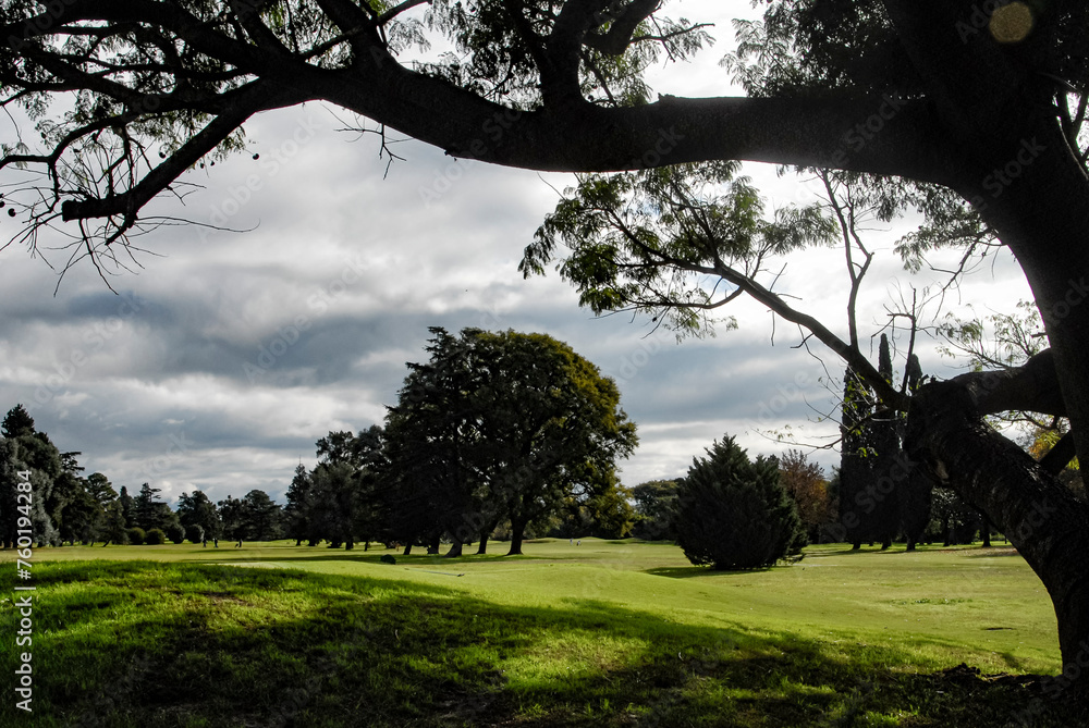 Campo de golf, paisaje y hermoso día Campo de golf, paisaje y hermoso día