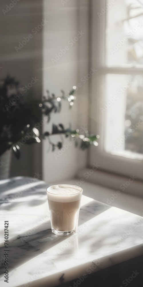 Título Café gelado com leite em copo sobre mesa de mármore