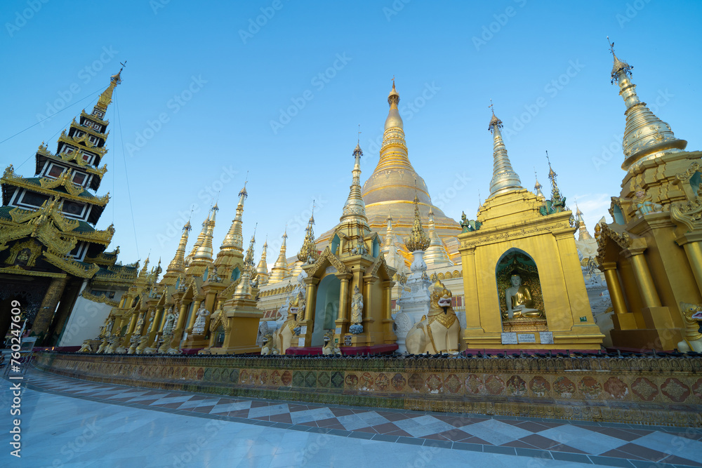 Fototapeta premium Shwedagon Pagoda, Burmese temples of Bagan City, unesco world heritage, Yangon, Myanmar or Burma. Tourist destination.