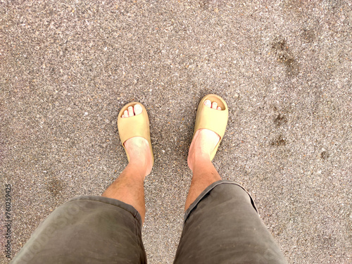 Obraz na plátně travel, tourist, alone, casual, sandals, walking the street