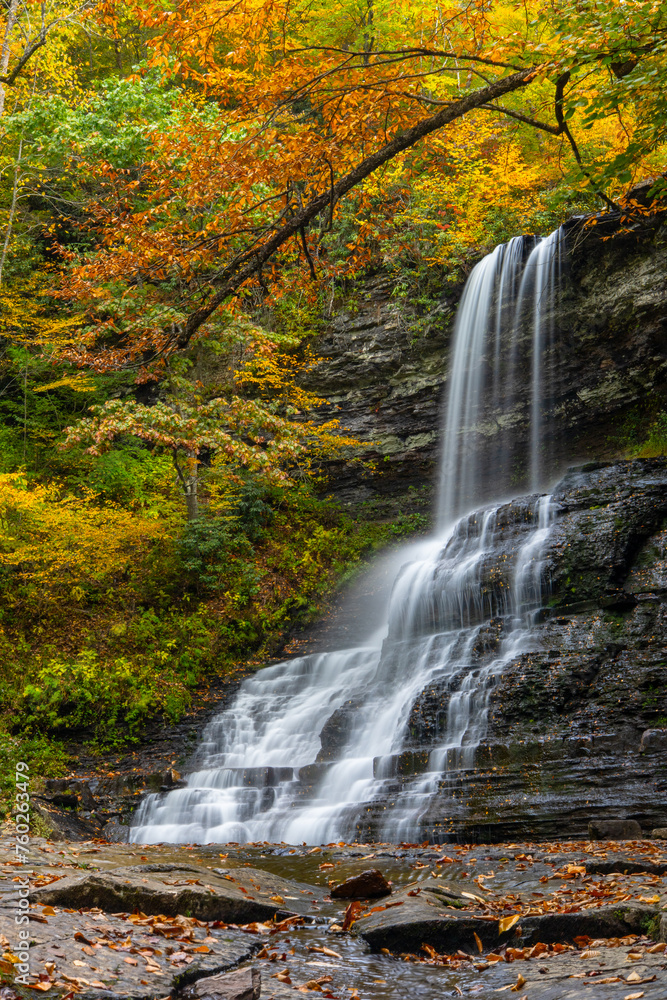 Obraz premium Cascades Falls in autumn colors