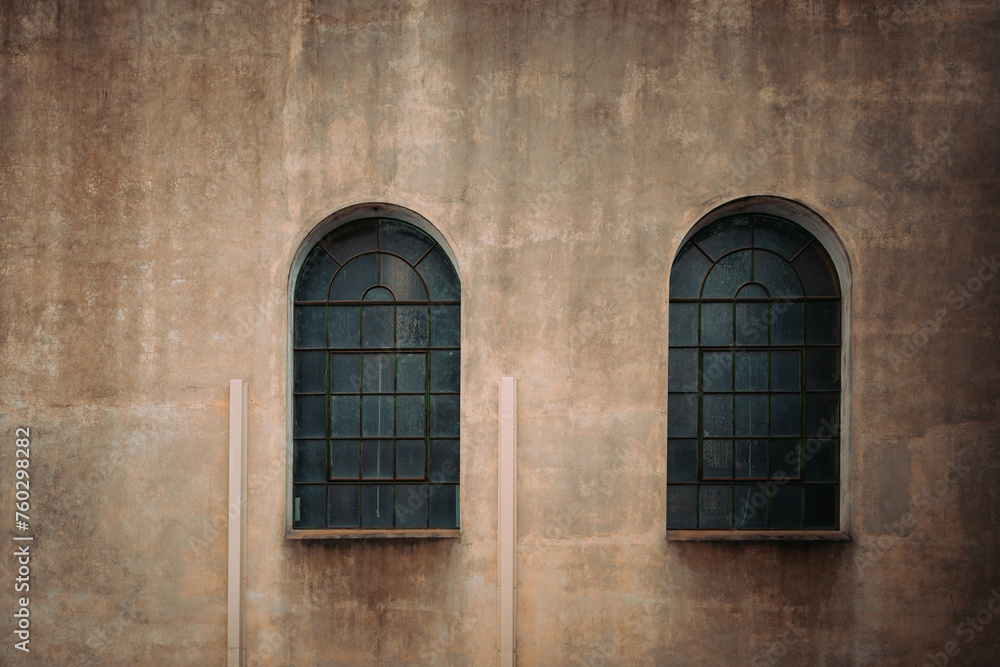 Obraz premium Old windows and concrete wall