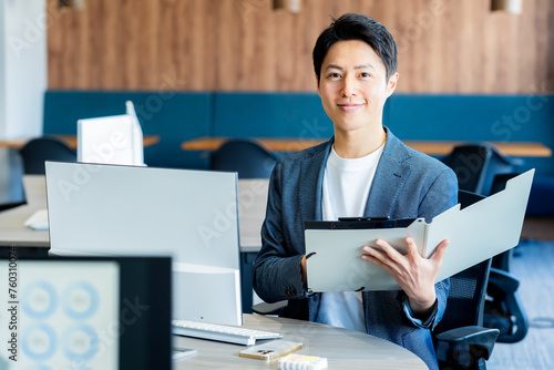 オフィスで働くビジネスマン