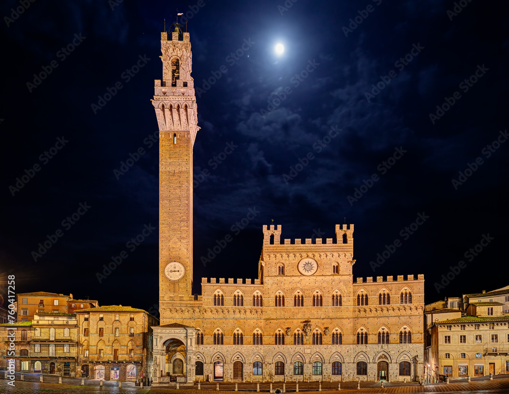 Fototapeta premium Siena, Tuscany, Italy: night view of the ancient town hall Palazzo Pubblico and the tower Torre del Mangia in the city square Piazza del Campo