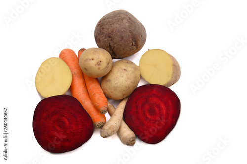 Świeże zdrowe warzywa na białym tle, marchew ziemniak I burak i korzeń pietruszki