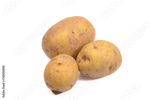 Trzy surowe izolowane całe ziemniaki na białym tle