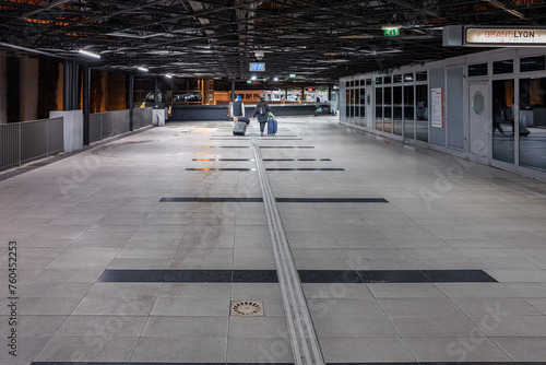 Dworzec kolejowy Lyon Francja podróżni w przejściu © rpetryk
