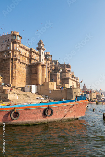 Obraz na płótnie Riverfront landscape, is a city on the Ganges river in northern India that has a central place in the traditions of pilgrimage, death and mourning in the Hindu world w salonie