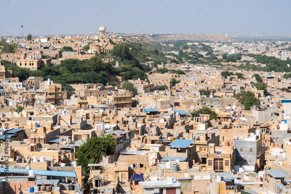 Obraz premium jaisalmer, india. 18th october, 2023: street view of jaisalmer golden city, india